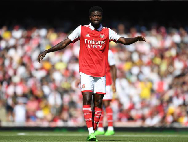 nhieu-fan-phao-thu-ngu-den-noi-doi-arsenal-mua-1-cdm-khac-ve-thay-the-thomas-partey